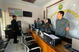 Kasub Umum dan Keuangan Pengadilan Agama Sidikalang Bawakan Morning Briefing Petugas PTSP